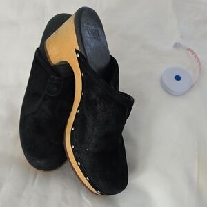 UGG Women's Black and Tan Clogs / Mules Size 8 . 2.5 Inch Heel Good Used Cond.